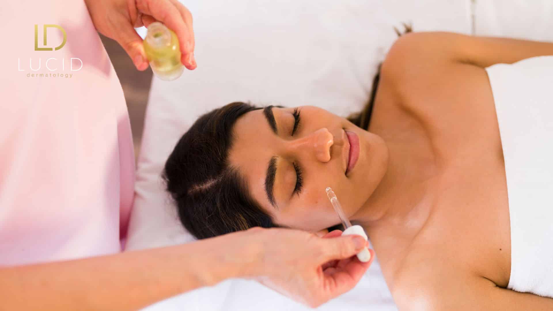 a women get hyaluronic acid treatment